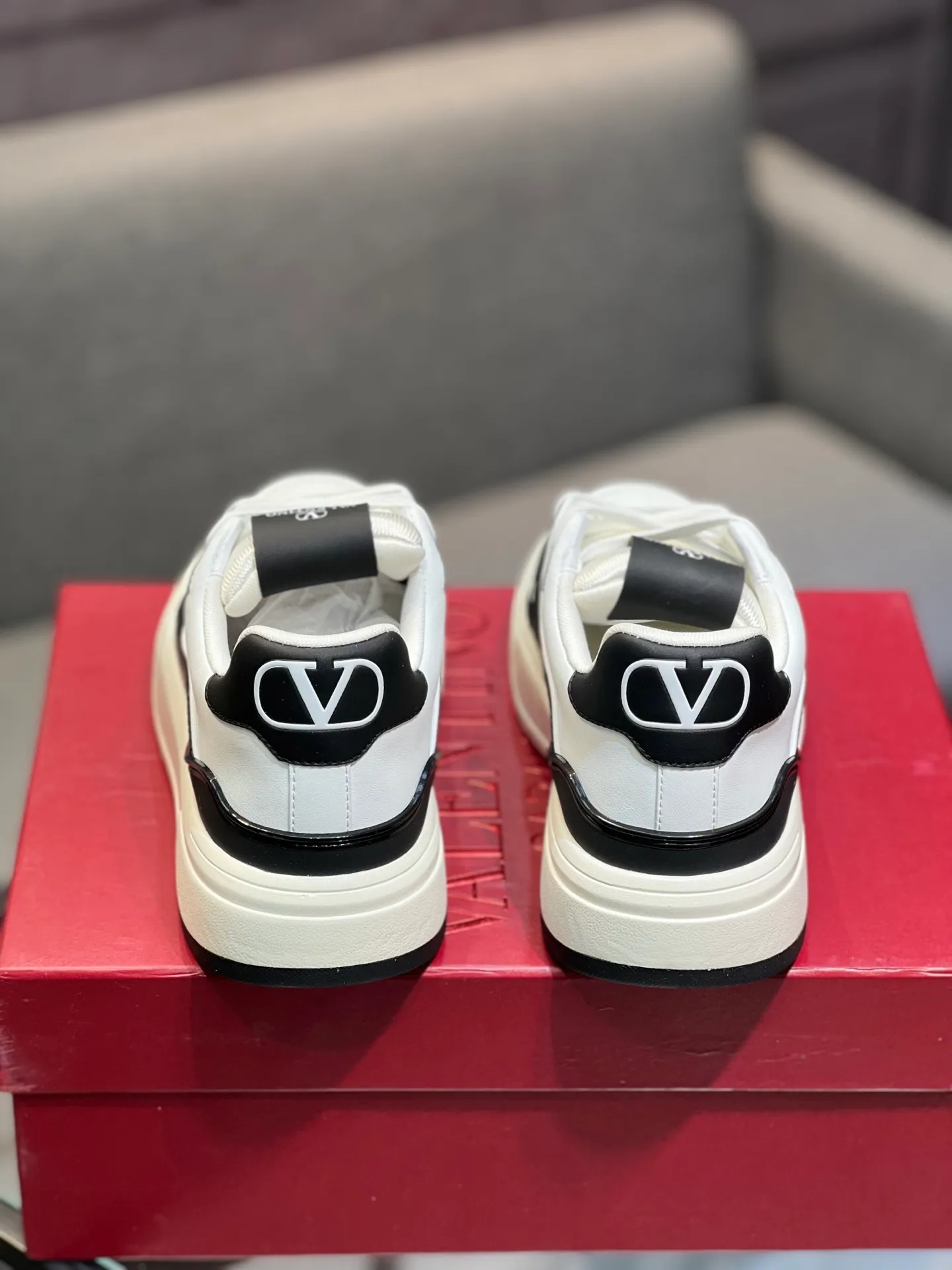Men's men's shoes 💰660 𝑽𝒂𝒍𝒆𝒏𝒕𝒊𝒏𝒐 Valentino 𝑶𝒏𝒆𝑺𝒕𝒖𝒅 Couple's sneaker series Valentino 2025 latest couple's sneakers, celebrity style, hot sale. The original ZP was purchased and dismantled. Repeated pattern making and modification. I strive to restore the original version 1:1! Top luxury masterpiece, soft and comfortable, combining fashion and leisure, bringing excellent elegant texture and excellent on-foot comfort. Top purchase version upper: imported calfskin surface/original oil edge craftsmanship. Inner: water-dyed cowhide lining. Outsole: original development 𝐓𝐏𝐔 two-color combination outsole. Packaging: original configuration complete package. Code number: 35-44 yards. 34.45 can be customized. Can be customized (self-labeled-no label) order.